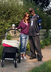 Preppie_-_Alyson_Hannigan_strolling_in_Santa_Monica_-_August_13_2009_5142.jpg