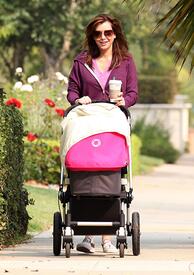 Preppie_-_Alyson_Hannigan_strolling_in_Santa_Monica_-_August_13_2009_531.jpg