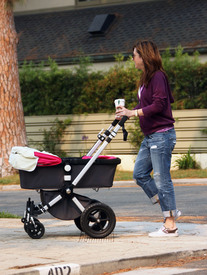 Preppie_-_Alyson_Hannigan_strolling_in_Santa_Monica_-_August_13_2009_8172.jpg