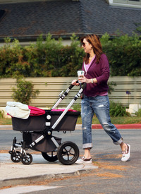 Preppie_-_Alyson_Hannigan_strolling_in_Santa_Monica_-_August_13_2009_9156.jpg