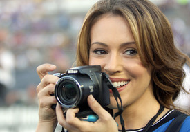 Preppie_-_Alyssa_Milano_at_the_World_Football_Challenge_soccer_match_between_Chelsea_and_Inter_Milan_at_the_Rose_Bowl_-_July_21_2009_1135.jpg