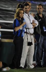 Preppie_-_Alyssa_Milano_at_the_World_Football_Challenge_soccer_match_between_Chelsea_and_Inter_Milan_at_the_Rose_Bowl_-_July_21_2009_1421.jpg