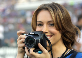 Preppie_-_Alyssa_Milano_at_the_World_Football_Challenge_soccer_match_between_Chelsea_and_Inter_Milan_at_the_Rose_Bowl_-_July_21_2009_5143.jpg