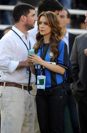 Preppie_-_Alyssa_Milano_at_the_World_Football_Challenge_soccer_match_between_Chelsea_and_Inter_Milan_at_the_Rose_Bowl_-_July_21_2009_5202.jpg