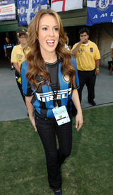 Preppie_-_Alyssa_Milano_at_the_World_Football_Challenge_soccer_match_between_Chelsea_and_Inter_Milan_at_the_Rose_Bowl_-_July_21_2009_528.jpg