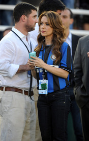 Preppie_-_Alyssa_Milano_at_the_World_Football_Challenge_soccer_match_between_Chelsea_and_Inter_Milan_at_the_Rose_Bowl_-_July_21_2009_7214.jpg