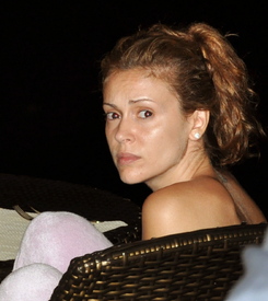 Preppie_-_Alyssa_Milano_on_honeymoon_in_Tahiti_-_August_22_2009_023.jpg