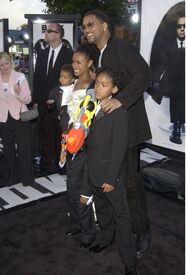 Jada_Pinkett_Smith__02_06_26_Men_In_Black_2_Premiere_CCBN_01.jpg