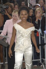 Jada_Pinkett_Smith__02_06_26_Men_In_Black_2_Premiere_CCBN_03.jpg