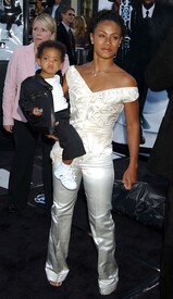 Jada_Pinkett_Smith__02_06_26_Men_In_Black_2_Premiere_CCBN_06.jpg