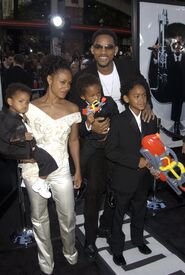 Jada_Pinkett_Smith__02_06_26_Men_In_Black_2_Premiere_CCBN_10.jpg