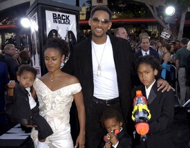 Jada_Pinkett_Smith__02_06_26_Men_In_Black_2_Premiere_CCBN_15.jpg