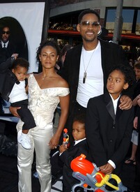 Jada_Pinkett_Smith__02_06_26_Men_In_Black_2_Premiere_CCBN_16.jpg