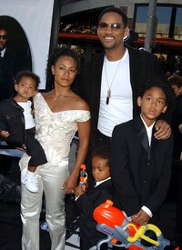 Jada_Pinkett_Smith__02_06_26_Men_In_Black_2_Premiere_CCBN_19.jpg