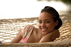 alicia_keys_beach_hammock_04.jpg