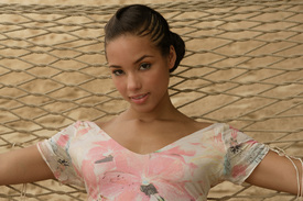 alicia_keys_beach_hammock_11.jpg