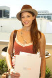 th_Celebutopia-Amanda_Righetti-2008_Pre-Emmys_DPA_Gifting_Lounge_Day_2-02.jpg