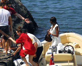 Naomi_Campbell_Vacations_In_Tuscany_Italy_01.jpg