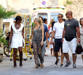 Naomi_Campbell_Vacations_In_Tuscany_Italy_08.jpg