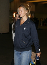 celebrity_paradise.com_TheElder_BarRefaeli2010_08_25_atinternationalairport6.jpg