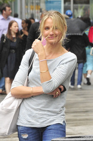 11371_celebrity_paradise.com_TheElder_CameronDiaz2010_08_25_waitingforacabinTribeca2_122_1112lo.jpg