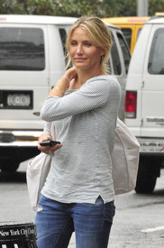 11373_celebrity_paradise.com_TheElder_CameronDiaz2010_08_25_waitingforacabinTribeca3_122_341lo.jpg