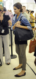 JessicaAlba2010_08_30_AtJFKAirport2_122_822lo.jpg