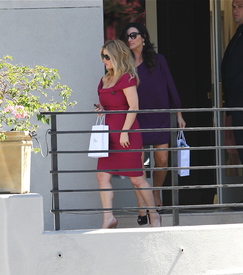 09221_Preppie_Jessica_Simpson_leaving_a_restaurant_in_Hollywood_15_122_161lo.jpg