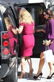 09962_Preppie_Jessica_Simpson_leaving_a_restaurant_in_Hollywood_6_122_1007lo.jpg