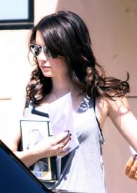 97RJUE6PKO_Emma_Roberts004.jpg