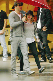 19219_Preppie_Scarlett_Johansson_and_Ryan_Reynolds_out_in_Vienna_Austria_2_122_103lo.jpg