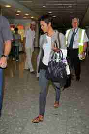 Halle Berry @ Heathrow Airport 8-30-2010 x3 (3).jpg