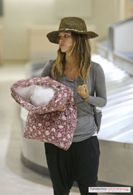 rachel-bilson-lax-airport-grandpa-bruce-pillow-02.jpg