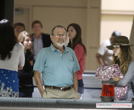 rachel-bilson-lax-airport-grandpa-bruce-pillow-05.jpg