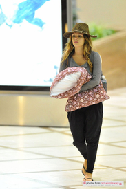 rachel-bilson-lax-airport-grandpa-bruce-pillow-06.jpg