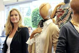 Celebutopia_NET.Bar_Refaeli_@__the_Liverpool_Fashion_Fashion_Fest_in_Mexico.08_27_2010.HQ.6.jpg