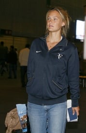 celebrity_paradise.com_TheElder_BarRefaeli2010_08_25_atinternationalairport.jpg