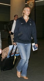 celebrity_paradise.com_TheElder_BarRefaeli2010_08_25_atinternationalairport3.jpg
