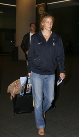 celebrity_paradise.com_TheElder_BarRefaeli2010_08_25_atinternationalairport5.jpg