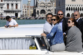 67324_Preppie_Jessica_Alba_arrivin_in_Venice_for_the_film_festival_5_122_57lo.jpg