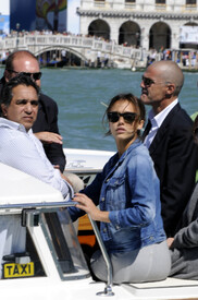 67346_Preppie_Jessica_Alba_arrivin_in_Venice_for_the_film_festival_6_122_434lo.jpg