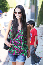 23863_Jordana_Brewster_Out_on_Melrose_Place_in_West_Hollywood_August_25_2010_08_122_186lo.jpg