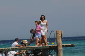 59224_Tikipeter_Liz_Hurley_and_family_in_St_Tropez_003_122_239lo.jpg