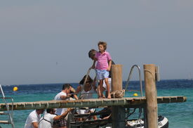 59233_Tikipeter_Liz_Hurley_and_family_in_St_Tropez_002_122_514lo.jpg
