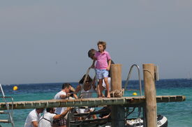 59233_Tikipeter_Liz_Hurley_and_family_in_St_Tropez_002_122_514lo.jpg