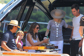 59661_Tikipeter_Liz_Hurley_and_family_in_St_Tropez_055_122_20lo.jpg