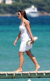 65007_Tikipeter_Liz_Hurley_August_17_017_123_181lo.jpg