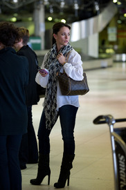 99501_Preppie_Jennifer_Love_Hewitt_lands_at_LAX_Airport_7_122_220lo.jpg