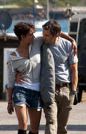 th_HalleBerryonSetofDarkTideinSimonsTownSouthAfrica12.8.2010_01.jpg