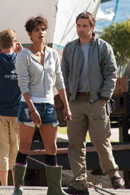 HalleBerryonSetofDarkTideinSimonsTownSouthAfrica12.8.2010_02.jpg